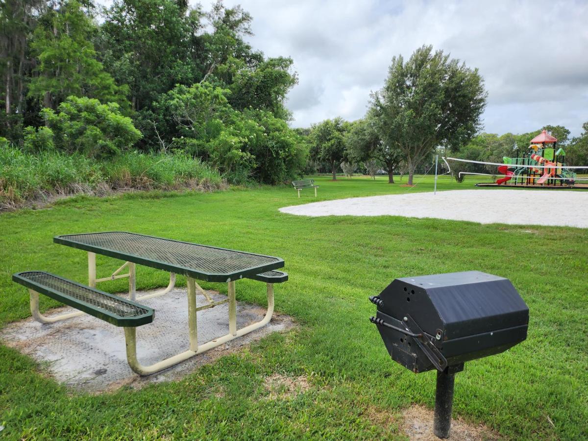 Fully Renovated, Quiet, Spacious Themed Pool With Office Holiday home *